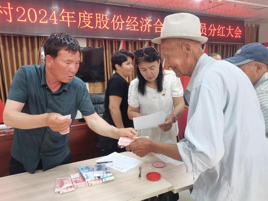 勞務(wù)服務(wù)激活鄉(xiāng)村增收致富新動(dòng)能 若羌的實(shí)踐與啟示